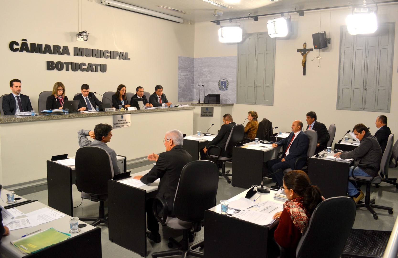 Última sessão antes do recesso tem projetos aprovados e 34 requerimentos apresentados